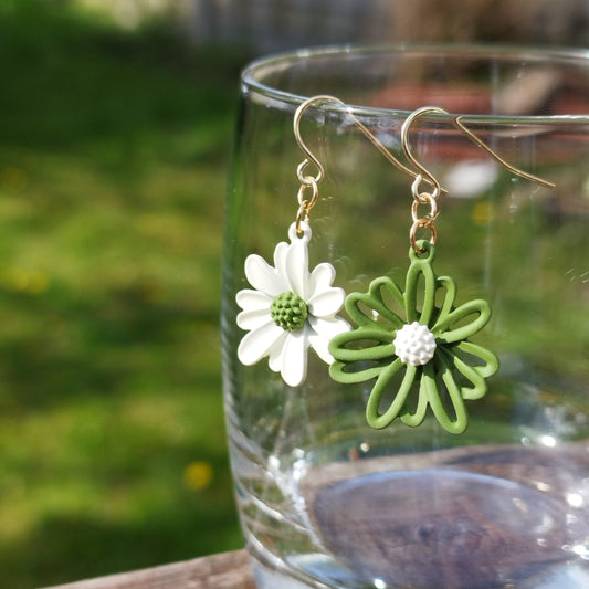 Daisy Drop Earrings * Green & White flowers * Cute daisies dangle earrings