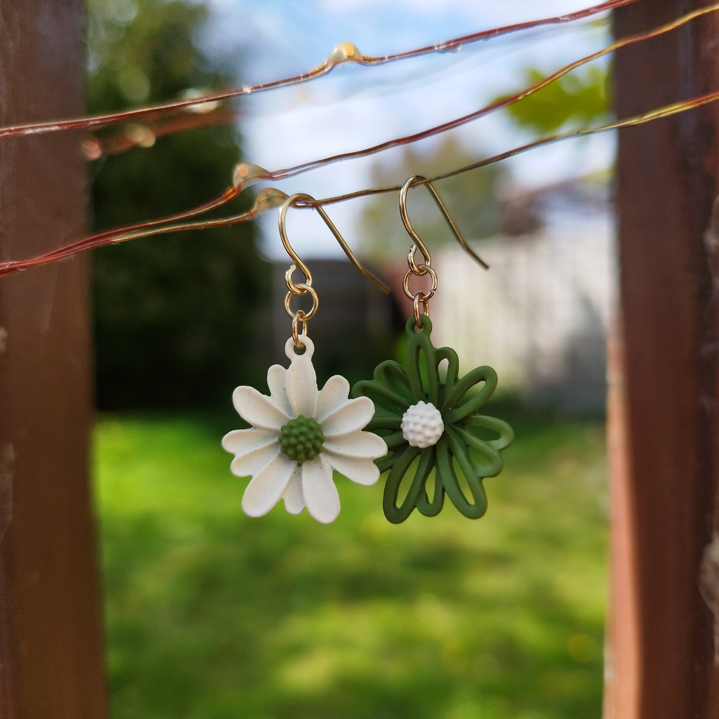 Daisy Drop Earrings * Green & White flowers * Cute daisies dangle earrings